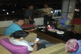 Suasana santai saat malam di Kafe Hotel Borneo Pontianak. 