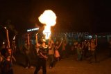 Madiun (Antara Jatim) - Sejumlah orang mengikuti pawai obor di kawasan sebuah mal ternama di Kota Madiun, Senin (21/7). Pawai obor yang digelar untuk menyemarakkan Ramadhan dan menyambut Lebaran yang digelar di mal tersebut diikuti sekitar 300 orang dan disediakan 100 doorprize.  FOTO Siswowidodo/14/Oka.