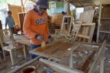 Magetan (Antara Jatim) - Perajin menyelesaikan pembuatan produk mebel di industri mebel, Desa Tinap, Kec. Sukomoro, Kab. Magetan, Selasa (15/7). Menurut pemilik industri mebel tersebut, selama menjelang Lebaran, penjualan produk mebel naik sekitar 20 persen. FOTO Siswowidodo/14/Oka.