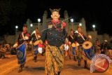 Prajurit corobalen (drumband) Keraton Kasunanan Surakarta Hadiningrat memimpin kirab Malam Selikuran di Solo, Jateng, Jumat (18/7) malam. Kirab yang diakhiri dengan pembagian tumpeng di Masjid Agung Surakarta itu merupakan peringatan ibadah malam seribu bulan atau Lailatul Qadar di bulan Ramadan. ANTARA FOTO/Hafidz Novalsyah