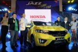 Surabaya (Antara Jatim) - Presdir PT Honda Prospect Motor (PT HPM) Tomoki Uchida (tiga dari kiri) bersama Presdir Honda Surabaya Center (HSC) Ang Hoey Tiong (tiga dari kanan), Direktur HSC Rudy Soerjanto (dua dari kiri) dan GM HSC Wendy Miharja (dua dari kanan), mengacungkan jempol saat acara peluncuran All New Honda Jazz di Surabaya, Rabu (2/7). PT HPM resmi meluncurkan All New Honda Jazz generasi ketiga dengan desain yang lebih sporty, kabin yang luas, teknologi dan fitur yang makin canggih untuk pasar mobil hatchback di Indonesia. FOTO Eric Ireng/14