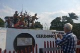 Bondowoso (Antara Jatim)- Seorang wisatawan asal Belanda mengambil gambar Monumen Gerbong Maut di Alun-alun Bondowoso, Jawa Timur, Sabtu (16/8). Monumen Gerbong Maut merupakan gambaran dari perjuangan tahanan saat melawan Agresi Militer Belanda pada 23 November 1947, dengan memindahkan 100 tahanan dari penjara Bondowoso ke penjara Surabaya menggunakan tiga gerbong kereta api tertutup tanpa ventilasi udara.  FOTO/Seno/14/Oka.