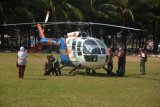 Jember (Antara Jatim) - Sejumlah warga di dekat helikopter Bolcow milik Polda Jatim saat mendarat darurat di Alun-alun Jember, Jawa Timur, Rabu (27/8). Helikopter tersebut mendarat di Jember karena diduga kehabisan bahan bakar. (FOTO Seno/14/edy)