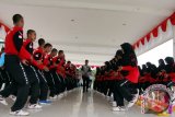 Pelatih memberikan semangat kepada Pasukan Pengibar Bendera Pusaka (Paskibraka) saat mengikuti latihan pemantapan di lapangan Blang Padang, Banda Aceh, Jumat (8/8). Latihan Pemantapan Paskibraka Aceh yang melibatkan pelajar itu merupakan persiapan untuk upacara peringaatan HUT ke-69 RI PADA 17 Agustus yang nanti juga akan dimeriahkan dengan penampilan tarian masal. ANTARAACEH.COM/Ampelsa/14