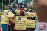 Aktivis bersma warga yang tergabung dalam Aliansi Masyarakat Aceh Peduli Keadilan (AMAPK) menggelar aksi menuntut Makamah Konstitusi bersikap adil dalam memutuskan sengketa pilpres saat aksi di Bundaran Simpang Lima, Banda Aceh, Kamis (21/8). Mereka mengancam jika Mahkamah Konstitusi tidak adil dalam memutuskan sengketa pilpres, maka rakyat Aceh akan memilih referendum.ANTARAACEH.COM/Ampelsa/14