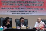Direktur Konsumer Telkom Indonesia, Sukardi Silalahi (kanan) yang juga mantan Menteri Perhubungan, berbincang dengan  Rektor Universitas Islam Negeri (UIN) Aceh, Prof. Farid Wajdi Ibrahim Jamin (tengah) dan  moerator (kiri) saat Launching Wifi Corner Kampus Universitas Islam Negeri, Ar-Raniry, di Banda Aceh, Jumat (29/8).  Program Wifi masuk kampus IAIN Ar-Raniry dan beberapa Universitas lainnya di daerah itu untuk mendukung kemajuan teknologi informasi bagi dunia pendidikan, khusus di Aceh. ANTARAACEH.COM/Ampelsa/14