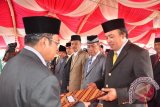 Bupati Gorontalo Utara Indra Yasin saat memberikan piagam penghargaan dan tunjangan purna bakti, kepada Anggota DPRD Periode 2009-2014.
