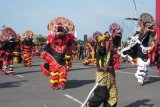 Kediri (Antara Jatim) - Sejumlah penari membawa barong saat kegiatan Pekan Budaya dan Pariwisata Kabupaten Kediri, Jawa Timur, di simpang lima gumul (SLG), Sabtu (16/8). Kegiatan pekan budaya ini merupakan kegiatan rutin setiap tahun. Selain atraksi tarian tradisional juga ada kegiatan pameran hasil UMKM. FOTO Asmaul Chusna/14/Oka. 