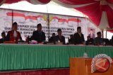 Ketua DPRD Kabupaten Gorontalo Utara Muksin Badar, (kanan), Bupati Indra Yasin (tengah), Roni Imran (Kiri), saat menyanyikan lagu Indonesia Raya, pada acara Paripurna Pengucapan sumpah janji jabatan anggota DPRD setempat, periode 2014-2019.