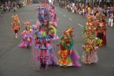 Jember (Antara Jatim) - Sejumlah anak mengikuti karnaval anak-anak (Kids Carnival) dalam rangkaian Jember Fashion Carnaval ke-13 di Jember, Jawa Timur, Kamis (21/8). JFC Kids diikuti sekitar 200 anak mulai dari TK hingga SMP yang memakai kostum sesuai defile di JFC. FOTO Seno/14/DK