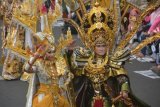 Jember (Antara Jatim) - Dua orang peserta defile Mahabharata dalam Jember Fashion Carnaval (JFC) ke-13 di Jember, Jawa Timur, Minggu (24/8). Grand Carnival JFC-13 diikuti oleh 600 orang peserta yang menampilkan 10 defile, yakni Mahabharata, Tambora, Borobudur, Phoenix, Wild Deer, Flying Kite, Pine Forest, Stalagmite, Chemistry, dan Apache. FOTO/Seno/14/Oka.