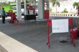 Kediri (Antara Jatim) - Seorang petugas menunggu pembeli di area stasiun pengisian bahan bakar untuk umum (SPBU) Kaliombo, Kecamatan Kota, Kediri, Senin (25/8). Sejumlah SPBU di Kediri kehabisan stok bahan bakar, khususnya solar, karena pengurangan kuota dari Pertamina. FOTO Asmaul Chusna/14/Oka.