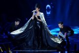 Penampilan panggung Agnes Monica atau Agnes Mo saat tampil menyanyi dalam pergelaran konser Malam Puncak Teristimewa 24 SCTV di Istora Senayan, Senayan,Jakarta, Minggu (24/8). Dalam acara Hut SCTV ke-24 Agnes yang telah mengeluarkan single Internasional yakni Coke Bottle dan baru kembali dari Amerika Serikat tersebut membawakan tiga lagu di antaranya Shut Em Up, Coke Bottle dan Matahari. ANTARA FOTO/Teresia May/Koz/pd/14.