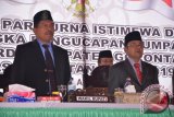 Bupati Indra Yasin (kanan), dan Wakil Bupati Roni Imran (Kiri), saat menyanyikan lagu Indonesia Raya, pada acara Paripurna Pengucapan sumpah janji jabatan anggota DPRD Gorontalo Utara, periode 2014-2019.