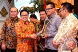 Paringin, 18/8 - ADARO JUARA KETIGA NASIONAL - Perusahaan pertambangan nasional, PT Adaro Indonesia berhasil meraih Juara Ketiga dari 10 perusahaan skala besar hingga kecil terbaik provinsi dan nasional yang dinilai mampu membina hubungan industri paling harmonis antara pekerja dengan manajemen perusahaan. Atas prestasi tersebut, Menteri Tenaga Kerja dan Transmigrasi (Menakertrans) RI, Muhaimin Iskandar memberikan tropy yang diterima oleh Head Of HRGA Division PT Adaro Indonesia, Hery Mustofa pada acara Penganugerahan Penghargaan Lembaga Kerja Sama (LKS) Bipartit di Hotel Kartika Chandra, Jakarta, Kamis (14/8). (Foto: Antara/Rusmanadi/HumasAdaro)