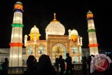Pengunjung menyaksikan lampion replika Taj Mahal pada Festival Lampion Suzhou, di Alun-alun Utara Keraton Kasunanan Solo, Jateng, Sabtu (30/7). Sebanyak sembilan lampion setinggi 12 meter dan berukuran sedang dengan replika Naga, Taj Mahal, Kapal, Shio ditampilkan dalam kegiatan Festival Lampion Suzhou yang diselenggarakan dari tanggal 29 Agustus hingga 21 September mendatang. ANTARA FOTO/ Aloysius Jarot Nugroho/ed/mes/14
