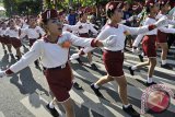 Sekelompok siswa sekolah dasar mengatur barisan dalam lomba gerak jalan untuk memperingati HUT ke-59 Proklamasi Kemerdekaan RI di Gianyar, Bali, Sabtu (9/8). Kegiatan tersebut juga sekaligus mengawali program kota layak anak melalui perlombaan itu untuk menumbuhkan kedisiplinan dan nasionalisme bagi anak-anak. ANTARA FOTO/Nyoman Budhiana/nym/2014.
