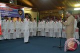 Jambi - Bupati Batanghari Sinwan SH, Sabtu (16/8) malam mengukuhkan 30 anggota Pasukan Pengibar Bendera Pusaka (Paskibraka) Kabupaten Batanghari. Anggota Paskibraka ini akan bertugas pada upacara HUT Kemerdekaan RI ke-69 tingkat Kabupaten Batanghari pada Minggu (17/8).(ANTARA FOTO/Heriyanto)

