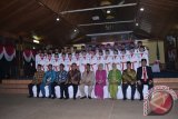 Jambi - Sebanyak 30 anggota Pasukan Pengibar Bendera Pusaka (Paskibraka) Kabupaten Batanghari foto bersama dengan Bupati Batanghari Sinwan SH, usai dikukuhkan pada Sabtu malam (16/8). Anggota Paskibraka ini akan bertugas pada upacara HUT Kemerdekaan RI ke-69 tingkat Kabupaten Batanghari pada Minggu (17/8).(ANTARA FOTO/Heriyanto) 

