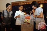 Presiden terpilih Joko Widodo atau Jokowi (dua kiri) menerima kaos Tim Konser Salam 2 Jari yang diberikan Gitaris grup band Slank Abdee (kanan) disaksikan Drummer grup band Slank Bim-Bim (kiri) dan Penyanyi Oppie Andaresta (tiga kiri) pada acara halal bi halal di Jakarta, Minggu (3/8). Pada acara tersebut Jokowi memberikan ucapan terima kasih kepada seluruh simpatisan, pendukung dan panitia konser salam 2 jari yang membawanya menang sebagai presiden terpilih pada Pilpres 2014. ANTARA FOTO/Muhammad Adimaja/wdy/14.