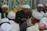 Martapura, 4/8 - Salah satu zuriat Maulana Syekh Muhammad Arsyad Al Banjari yakni Tuan Guru H. Wildan Pimpinan sekaligus pengasuh Tahfidzul Qur’an Darussalam Martapura membacakan manaqib Maulana Syekh Muhammad Arsyad Al Banjari saat haul ke 208 di  Masjid Tuhfaturraghibin Desa Dalam Pagar Ulu, Kecamatan Martapura  Timur,  Kabupaten Banjar Provinsi Kalimantan Selatan, Sabtu (02/8). Haul dihadiri para zuriat, habaib dan tuan guru serta pejabat pemerintahan daerah di antaranya, Bupati Banjar Sultan H Khairul Saleh dan Wakil Bupati Banjar H Ahmad Fauzan Saleh, Ketua DPRD Banjar H. M Rusli, Bupati HSU Abdul Wahid, Bupati Tanah Bumbu Mardani H. Maming, Wali Kota Banjarmasin H. Muhidin, Wali Kota Samarinda H. Syaharie Jaang, Gubernur H Rudy Ariffin  dan anggota DPR RI dari PPP, H. Syaifullah Tamliha, serta pejabat pemerintah daerah lainnya.(Foto Antaranews/say/yni/e)

