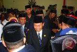 Bupati David Bobihoe memberikan ucapan selamat kepada anggota DPRD Kabupaten Gorontalo yang baru saja diambil pengucapan sumpah/janji anggota DPRD masa bakti 2014-2019
