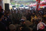 Rapat paripurna istimewa DPRD Kabupaten Gorontalo dalam rangka pengucapan sumpah/janji anggota DPRD masa bakti 2014-2019, diwarnai dengan aksi oleh sejumlah mahasiswa UNG dan UG.