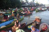Pemandangan pasar apung di Kalimantan Selatan, dimana para ibu pedagang dan pembeli menempuh perjalanan dengan perahu menyusuri sungai Martapura hingga sampai di pasar tradisional tersebut untuk menjual hasil buminya, beberapa waktu lalu. (FOTO ARNAWA/2014)