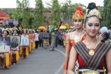 Trenggalek (Antara Jatim) - Belasan gadis remaja berpakaian adat Jawa ala putri kerajaan berjalan di barisan depan mengiringi prosesi kirab pusaka dalam rangka hari jadi ke-820 Kabupaten Trenggalek, Minggu (31/8). Ritual tahunan tersebut mendapat sambutan antusias dari ribuan warga setempat yang rela menunggu puncak peringatan hari jadi tersebut sejak pagi. (Foto Destyan Sujarwoko/14/edy)
