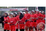 Sejumlah pelari memulai acara Independence Day Run 2014 di depan Gedung Sate Bandung, Jawa Barat, Jumat (29/8). Independence Day Run yang mengusung tema 'Semangat 17/8 Untuk Merah Putih' itu menempuh jarak 178 km dengan waktu tempuh 45 jam dari Bandung menuju Jakarta. ANTARA FOTO/Agus Bebeng/wdy/14.