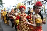 Sejumlah anak memakai pakaian adat pawai berkeliling kawasan Lapangan Merdeka pada Karnaval Budaya, di Medan, Sumut, Senin (25/8). Karnaval budaya menampilkan pakaian adat dari sejumlah daerah tersebut, dalam rangka mengenalkan budaya yang ada di Indonesia kepada warga khususnya anak-anak. ANTARA FOTO/Irsan Mulyadi/ss/ama/14