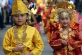 Sejumlah anak memakai pakaian adat pawai berkeliling kawasan Lapangan Merdeka pada Karnaval Budaya, di Medan, Sumut, Senin (25/8). Karnaval budaya menampilkan pakaian adat dari sejumlah daerah tersebut, dalam rangka mengenalkan budaya yang ada di Indonesia kepada warga khususnya anak-anak. ANTARA FOTO/Irsan Mulyadi/ss/ama/14