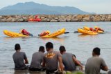 Anggota Sabara Polda Aceh mengikuti latihan penguasaan perahu karet di perairan Ulee Lheue, Banda Aceh, Rabu (27/8). Polda Aceh membentuk satu tim SAR dari kesatuan Sabara guna mempersiapkan kesiagaan penanganan bencana di segala wilayah. ANTARA FOTO/Ampelsa/ss/Spt/14