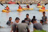 Anggota Sabara Polda Aceh mengikuti latihan penguasaan perahu karet di perairan Ulee Lheue, Banda Aceh, Rabu (27/8). Polda Aceh membentuk satu tim SAR dari kesatuan Sabara guna mempersiapkan kesiagaan penanganan bencana di segala wilayah. ANTARA FOTO/Ampelsa/ss/Spt/14