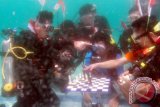 Anggota komunitas Arek Diving Surabaya mengikuti lomba catur dalam air saat peringatan hari kemerdekaan RI ke-69 di Surabaya Plaza Hotel, Surabaya, Jawa Timur, Sabtu (16/8). Berbagai lomba digelar di sejumlah tempat guna memperingati HUT Kemerdekaan RI ke-69. ANTARA FOTO/Suryanto/ed/pd/14.
