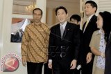 Gubernur DKI Jakarta yang juga Presiden terpilih Joko Widodo (kiri) dan Menteri Luar Negeri Jepang Y M Fumio Kishida (kanan) keluar dari ruang pertemuan usai mengadakan pertemuan di Balai Kota, Jakarta, Selasa (12/8). Dalam pertemuan tersebut membahas tiga hal untuk mempererat hubungan diplomatik Jepang dengan Indonesia seperti supremasi hukum di laut, investasi dan kerja sama infrastruktur di Indonesia dan Jepang. ANTARA FOTO/Muhammad Adimaja/wdy/14.