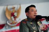 Panglima TNI, Jenderal (TNI) Moeldoko memberikan kuliah umum untuk mahasiswa yang akan melaksanakan Kuliah Kerja Nyata (KKN) Kebangsaan 2014 di daerah perbatasan Indonesia-Malaysia, di Batalyon Paskhas 465/Brajamusti Lanud Supadio, Kabupaten Kubu Raya, Kalbar, Kamis (7/8). Dalam kuliah umum yang diikuti 545 mahasiswa dari 38 perguruan tinggi se-Indonesia tersebut, Panglima TNI meminta kepada mereka untuk melakukan sosialisasi kepada masyarakat perbatasan tentang bahaya ISIS terhadap kedaulatan bangsa dan negara Indonesia. ANTARA FOTO/Jessica Helena Wuysang/ss/NZ/14
