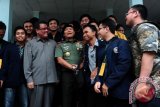 Panglima TNI, Jenderal (TNI) Moeldoko (tengah) berfoto bersama para mahasiswa yang akan melaksanakan Kuliah Kerja Nyata (KKN) Kebangsaan 2014 di daerah perbatasan Indonesia-Malaysia, usai memberikan kuliah umum di Batalyon Paskhas 465/Brajamusti Lanud Supadio, Kabupaten Kubu Raya, Kalbar, Kamis (7/8). Dalam kuliah umum yang diikuti 545 mahasiswa dari 38 perguruan tinggi se-Indonesia tersebut, Panglima TNI meminta kepada mereka untuk melakukan sosialisasi kepada masyarakat perbatasan tentang bahaya ISIS terhadap kedaulatan bangsa dan negara Indonesia. ANTARA FOTO/Jessica Helena Wuysang/ss/NZ/14