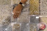 Berbagai jenis mutiara dipamerkan dalam 'Indonesian Pearl Festival' di Jakarta Convention Center, Rabu (27/8). Pameran itu menampilkan beragam mutiara dari berbagai daerah di tanah air yang berlangsung pada 27-31 Agustus. ANTARA FOTO/Fanny Octavianus/wdy/14.