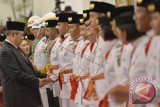 Presiden Susilo Bambang Yudhoyono (kiri) dan Ibu Negara Ny. Ani Yudhoyono (kedua kiri) memberikan ucapan selamat kepada anggota Pasukan Pengibar Bendera Pusaka (Paskibraka) Tahun 2014 usai Upacara Pengukuhan di Istana Negara, Jakarta, Kamis (14/8). Presiden Yudhoyono mengukuhkan sebanyak 68 orang anggota Paskibraka mewakili 34 provinsi yang terdiri dari 34 putra dan 34 putri yang akan bertugas mengibarkan dan menurunkan Bendera Merah Putih pada Upacara Peringatan Detik-Detik Proklamasi tanggal 17 Agustus 2014 di Istana Merdeka, Jakarta. ANTARA FOTO/Widodo S. Jusuf/wdy//14.