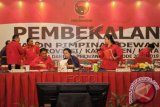 Ketua Umum DPP PDI Perjuangan Megawati Soekarnoputri (tengah) didampingi Ketua Bidang Politik PDIP Puan Maharani (kanan) berdiskusi dengan Ketua Bidang Organisasi PDIP Djarot Saiful Hidayat (kiri) saat memimpin rapat pembekalan anggota Legislatif DPRD dari PDIP, Jakarta, Rabu (13/8). Megawati memberikan pengarahan kepada 604 calon pimpinan DPRD seluruh Indonesia dari PDI Perjuangan, berupa pemahaman tentang ketatanegaraan, pemerintahan, otonomi daerah, hingga politik anggaran. ANTARA FOTO/Yudhi Mahatma/wdy/14