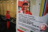 Petugas melakukan pengisian BBM subsidi jenis solar di salah satu SPBU di Kawasan Sudirman, Indramayu, Jawa Barat, Selasa (5/8). Pemerintah mulai membatasi penjualan solar bersubsidi hanya pada pukul 08.00-18.00 sejak 4 Agustus 2014 sesuai Surat Edaran BPH Migas Nomor 937/07/Ka BPH/2014, tentang pengendalian konsumsi BBM Bersubsidi. ANTARA FOTO/Dedhez Anggara/wdy/14.