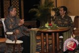 Presiden Susilo Bambang Yudhoyono (kiri) berbincang dengan Presiden terpilih Joko Widodo saat mengadakan pertemuan di Nusa Dua, Bali, Rabu (27/8). Pertemuan tersebut membicarakan berbagai hal menyangkut transisi pemerintahan. ANTARAFOTO/Nyoman Budhiana/wdy/14.