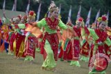 Sejumlah pelajar menari tarian tradisional Betawi pada Upacara Peringatan Hari Pramuka ke-53 Tahun 2014 di Lapangan Utama Bumi Perkemahan Pramuka, Cibubur, Jakarta, Kamis (14/8). Tema peringatan HUT ke-53 Pramuka tahun ini adalah ï¿½Mantapkan Pembentukan Karakter kaum Muda Melalui Gugus Depan Terakreditasiï¿½. ANTARA FOTO/Widodo S. Jusuf/Asf/ama/14.
