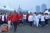 Presiden Susilo Bambang Yudhoyono (ketiga kiri) berjalan bersama Wakil Presiden Boediono (kedua kiri) dan Menkokesra Agung Laksono (kiri) usai mencapai garis