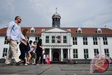 Turis mancanegara melintas di depan Museum Fatahillah, kawasan Kota Tua, Jakarta, Jumat, (1/8). Menjelang bulan September, kunjungan wisatawan mancanegara ke Indonesia diperkirakan akan mengalami peningkatan di atas 70 persen karena pada saat itu di Eropa memasuki awal musim semi atau musim panas. ANTARA FOTO/Pradita Utama/Spt/14