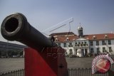 Suasana di kawasan Kota Tua, Jakarta Barat, Sabtu (9/8). Pihak Jakarta Old Town Revitalization Corporation akan melakukan revitalisasi tanpa merubah dari bentuk aslinya puluhan gedung di kawasan Kota Tua dalam jangka waktu dua tahun sesuai dengan permintaan dari Pemprov DKI Jakarta. ANTARA FOTO/Vitalis Yogi Trisna/wdy/14.