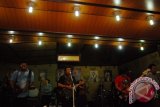 Raja Dangdut Rhoma Irama berlatih musik bersama grup band Soneta di Studio Soneta Record, Depok, Jabar, Sabtu (9/8). Rhoma bersama grup band Soneta berlatih sejumlah lagu baru sekaligus Halal Bi Halal bersama penggemarnya. ANTARA FOTO/Indrianto Eko Suwarso/ed/mes/14