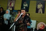 Raja Dangdut Rhoma Irama berlatih musik bersama grup band Soneta di Studio Soneta Record, Depok, Jabar, Sabtu (9/8). Rhoma bersama grup band Soneta berlatih sejumlah lagu baru sekaligus Halal Bi Halal bersama penggemarnya. ANTARA FOTO/Indrianto Eko Suwarso/ed/mes/14