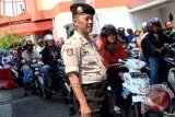 seorang petugas kepolisian menjaga SPBU yang berada di jalur Pantura, Tegal, Jateng, Selasa (26/8). Sejumlah SPBU dijaga anggota kepolisian untuk mengantisipasi kesemrawutan pengendara yang antre pengisian BBM menyusul diberlakukannya kebijakan pengaturan BBM bersubsidi. ANTARA FOTO/Oky Lukmansyah/wdy/14.